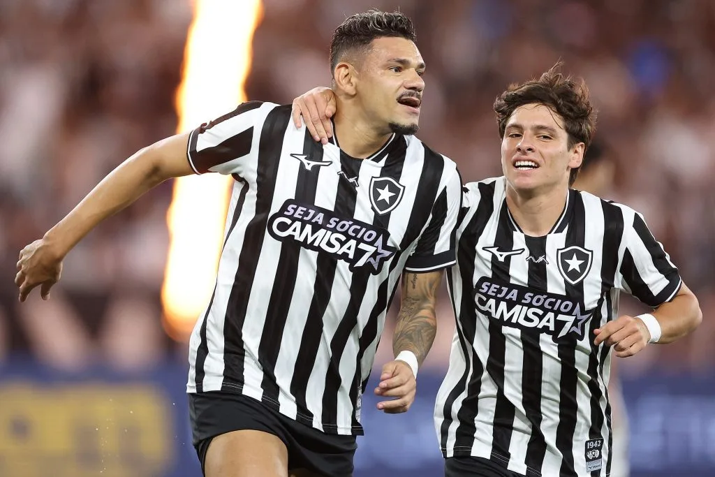 Com gol de Tiquinho, Botafogo bate Chapecoense e vence a primeira com Tite