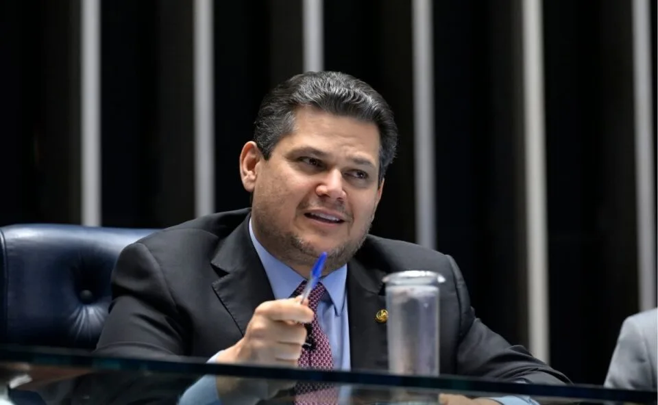 Alcolumbre marca votação da PEC que acaba com escala 6×1; saiba mais