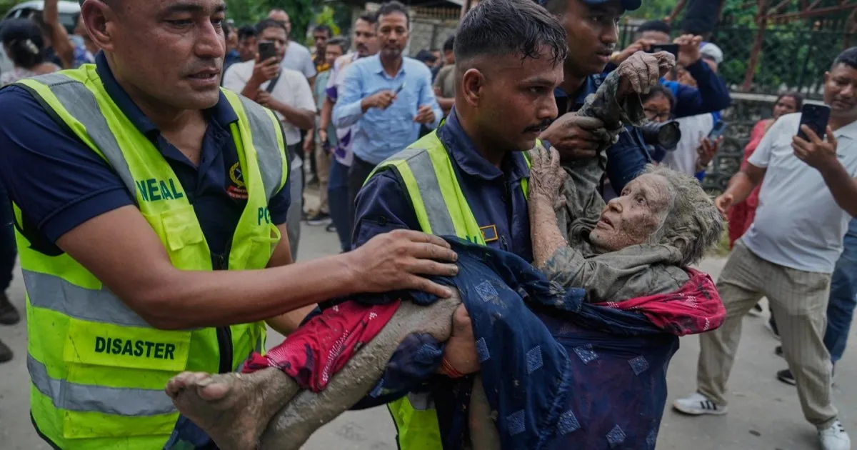 Al menos 160 muertos y cientos de desaparecidos por una riada en la frontera entre Nepal y China