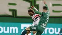 Vestido de noiva, torcedor faz despedida de solteiro em Chape x São Paulo