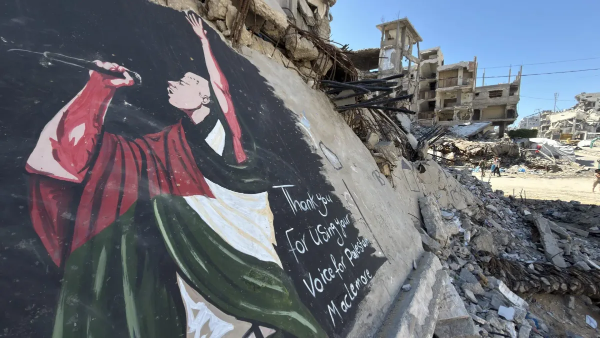 Artistas gazatíes retratan a Macklemore en un mural pintado entre las ruinas de Gaza: "Gracias por usar tu voz"