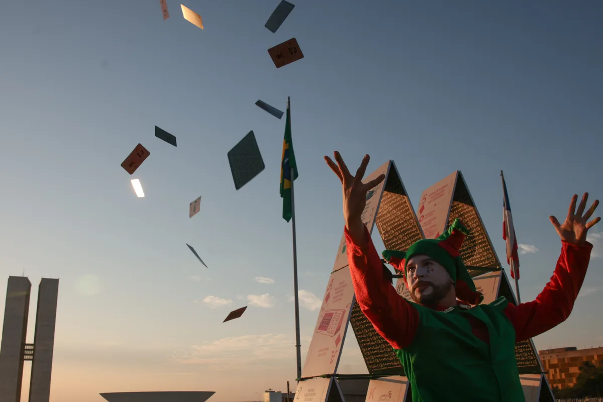 Greenpeace monta 'castelo de cartas' em frente ao Congresso para ressaltar importância da eleição para o Senado; entenda
