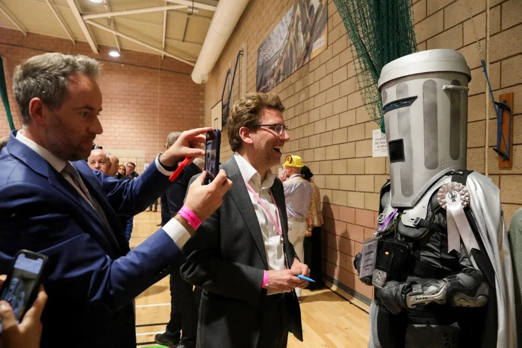L'étonnant parcours du "Comte Tête-de-poubelle", le candidat satirique finalement battu par le champion du Brexit Nigel Farage