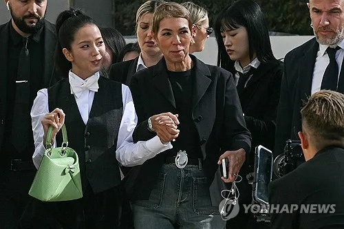 디오르 홍보 책임자 교통사고로 사망…블랙핑크 지수 애도