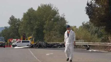 "J'ai entendu un gros boum" : un avion de l'armée de l'air finit sa course sur une route à Salon-de-Provence