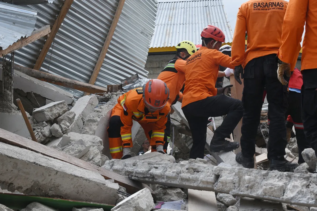 Idosa é encontrada viva três dias após terremoto na Indonésia