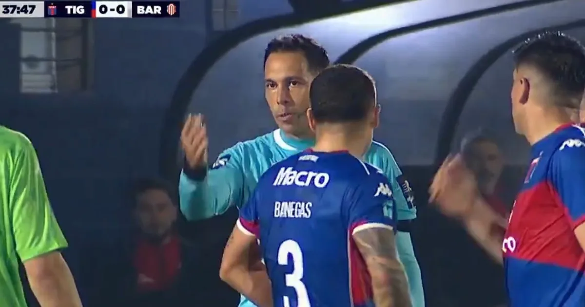 Inesperado: el VAR llamó para darle un penal a Barracas y el referí dijo no