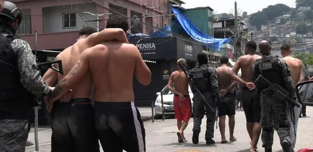 Justiça aceita denúncias contra oito PMs por ilegalidades na Penha e Alemão