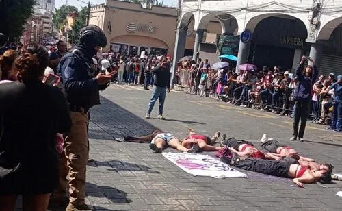 Universitarias irrumpen en desfile cívico-militar en protesta por violencia feminicida en Morelos; exigen justicia para mujeres víctimas