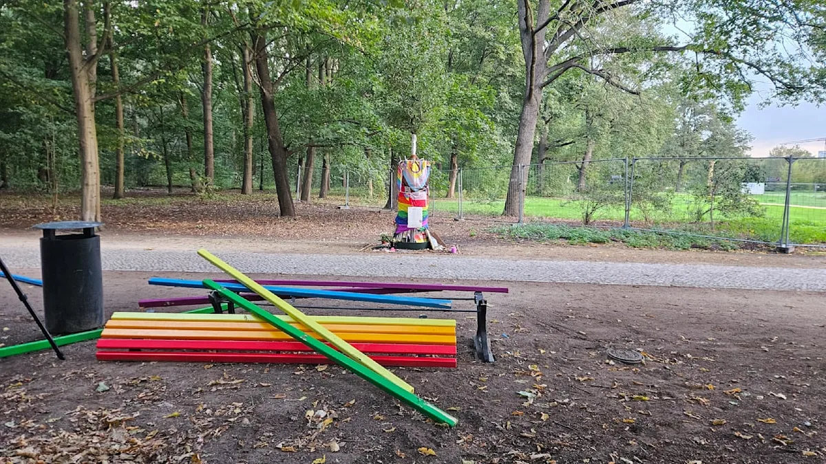 Regenbogenbank stand erst wenige Wochen - Gedenkort für CSD-Terror im Tiergarten zerstört