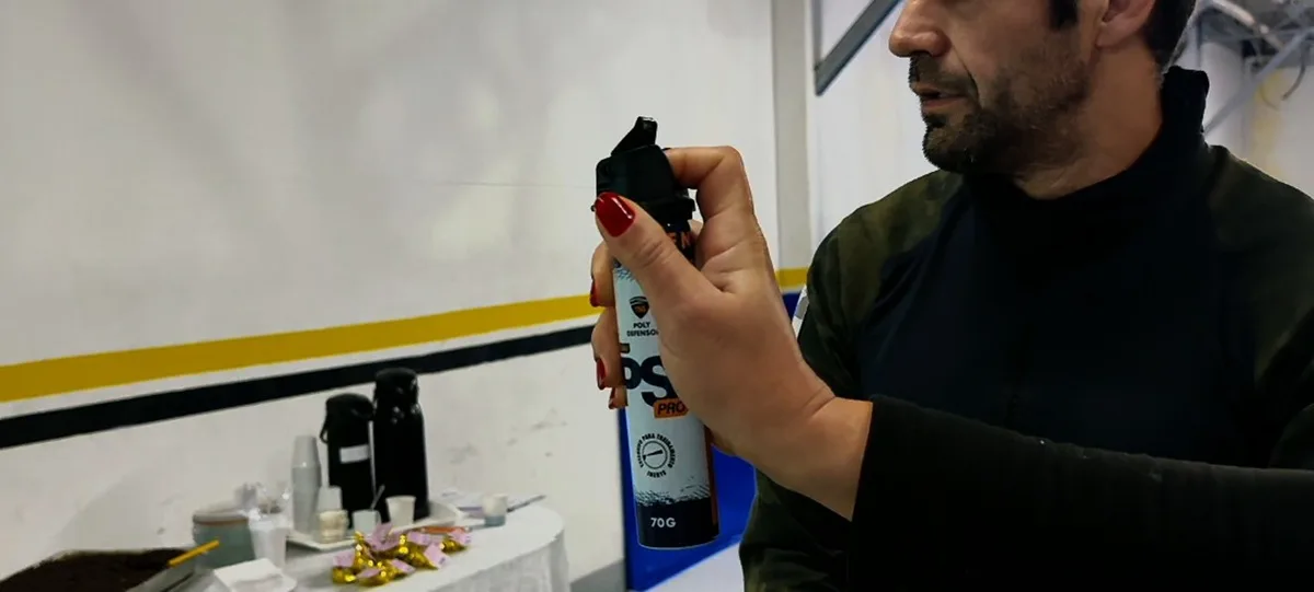 Mulheres vítimas de violência recebem spray de defesa pessoal após treinamento em Balneário Camboriú