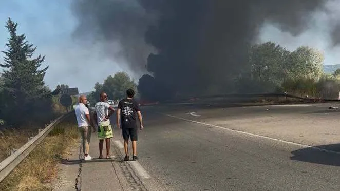 Un avion de la base aérienne prend feu après avoir atterri en urgence sur la route à Salon-de-Provence