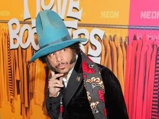 En posant devant les Twin Towers en explosion juste après le 11 Septembre, ce groupe de rap a créé une vive polémique