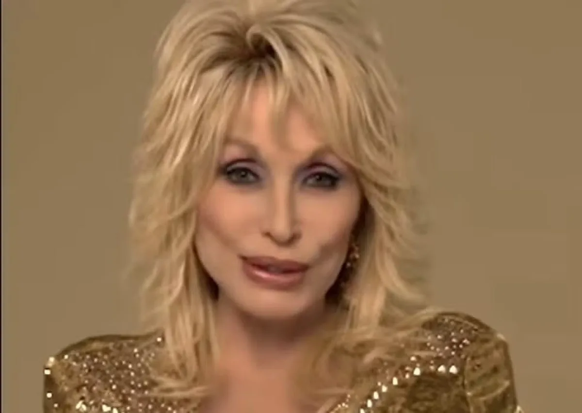 'Do lixo ao luxo, fui abençoada com uma vida cheia de histórias': no último vídeo, Dolly Parton chamou para exposição sobre sua vida; veja