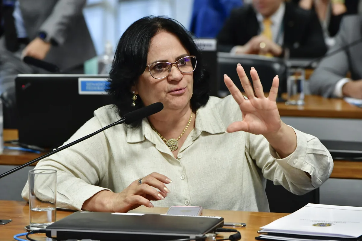 Damares aciona MPE contra Lula por visita a navio da Petrobras
