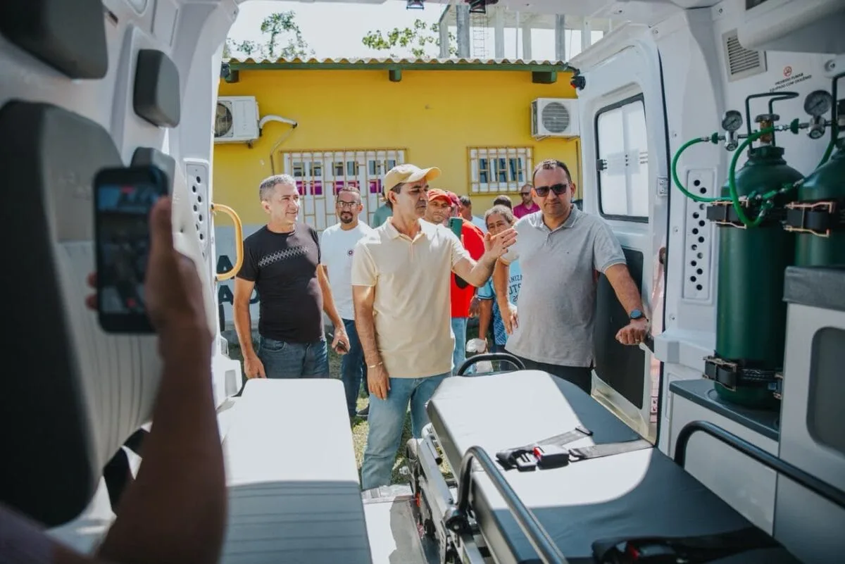 Cruzeiro do Sul entrega ambulância para reforçar atendimento de saúde na Vila Liberdade