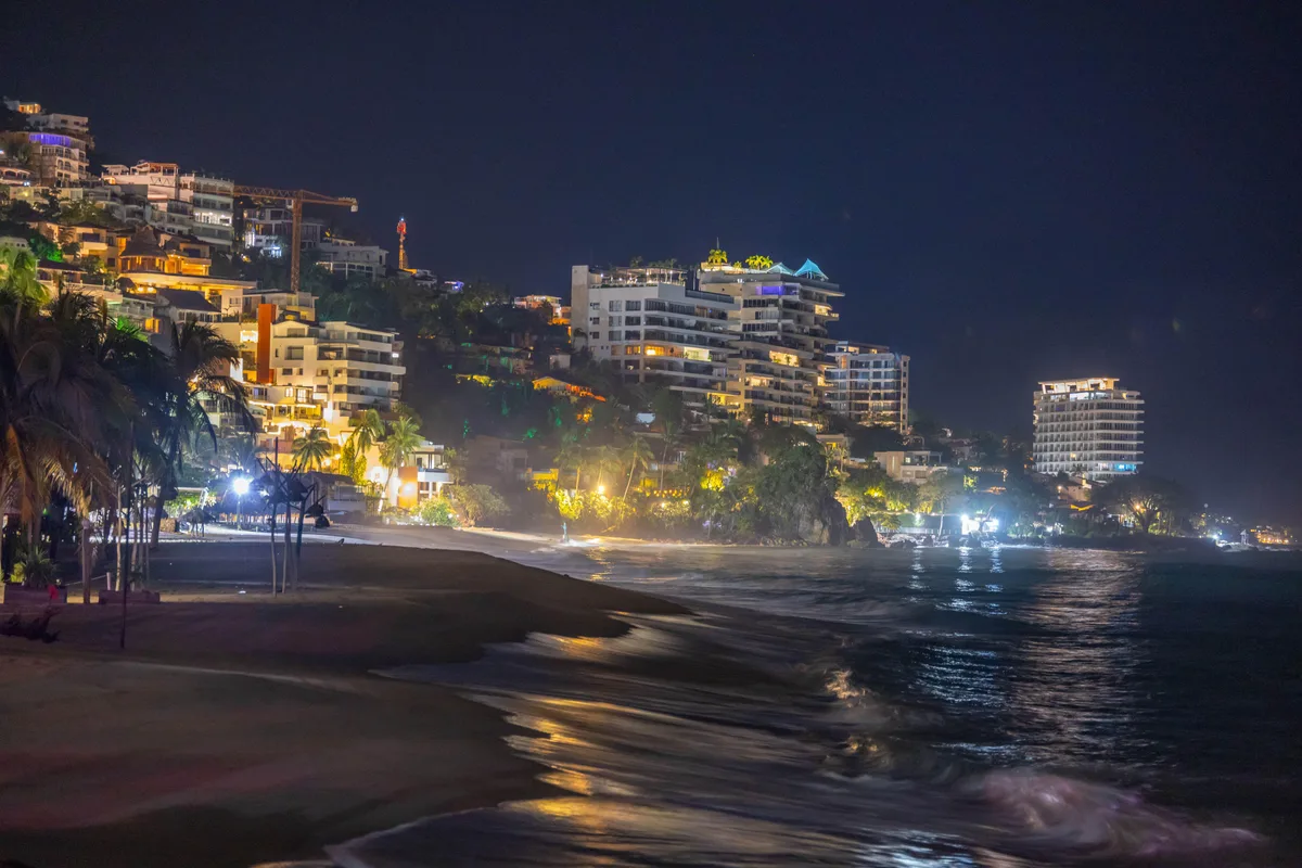 Huracán ‘Simón’ reajusta su trayectoria y bordea la línea costera de Jalisco: ¿tocará tierra en Puerto Vallarta?