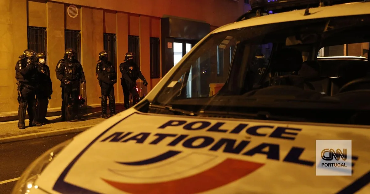 Autoridades francesas encontram 58 migrantes dentro de um camião estacionado em Paris