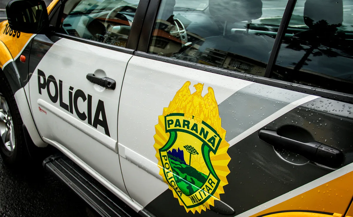 Mulher é agredida com machado pelo marido, tenta fugir e é atingida por tijolo em Paranaguá; vítima sofreu fratura no braço