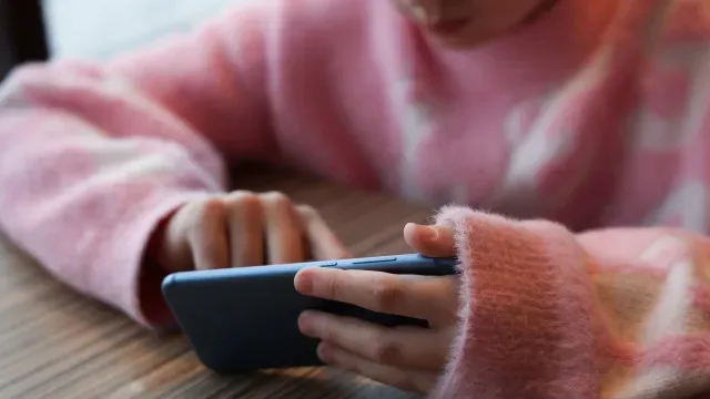 Homem tenta estrangular companheira. Filha de 12 anos viu e chamou 112