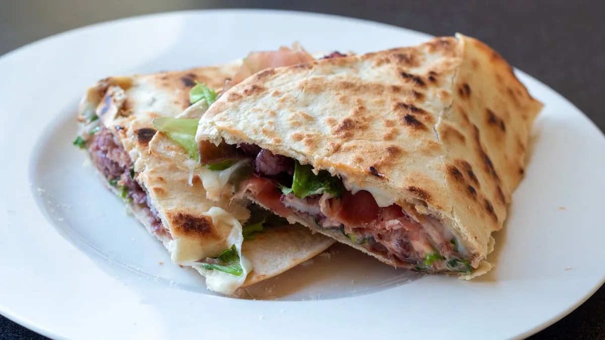 Qué es la piadina: la receta italiana en 10 pasos para hacer el clásico pan plano relleno