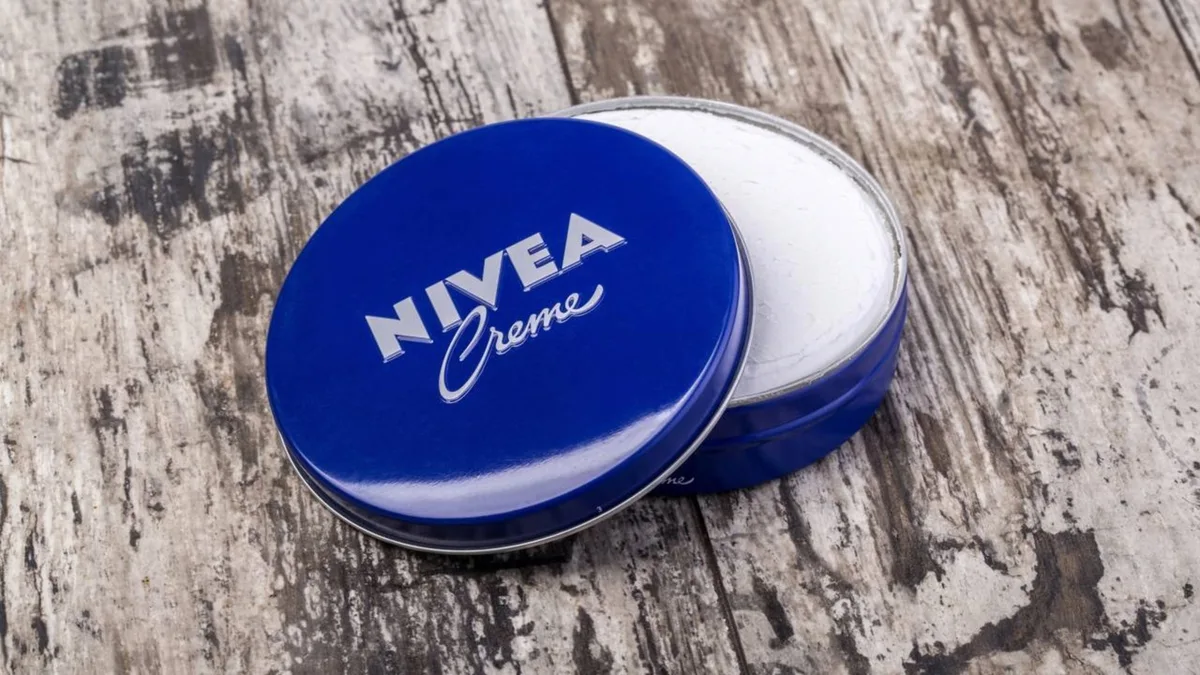 Esteticistas revelam: “É assim que você pode aplicar o creme azul Nivea para eliminar rugas no rosto”