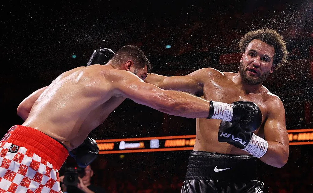Соперник нового чемпиона IBF покинул ринг на носилках