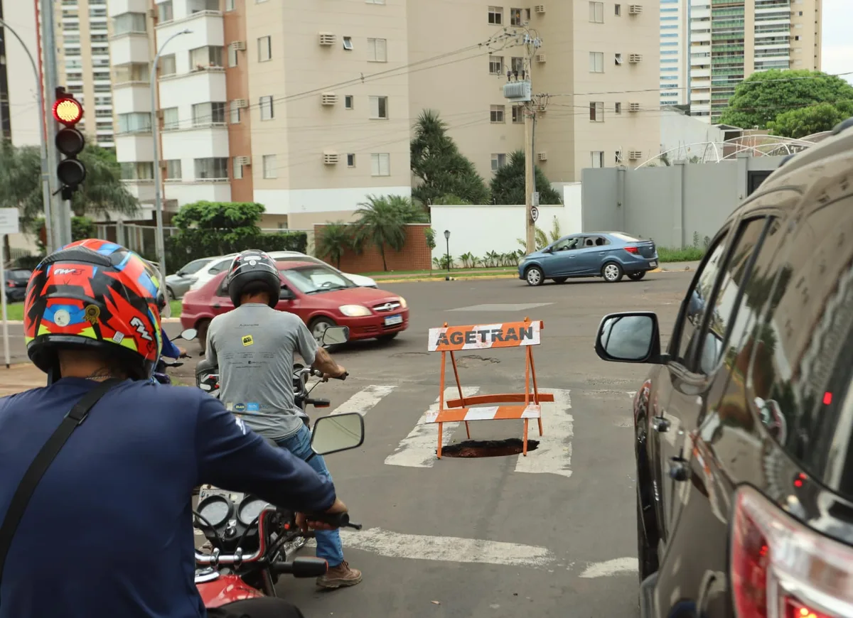 Crateras prejudicam trânsito em rua ao lado da Câmara Municipal