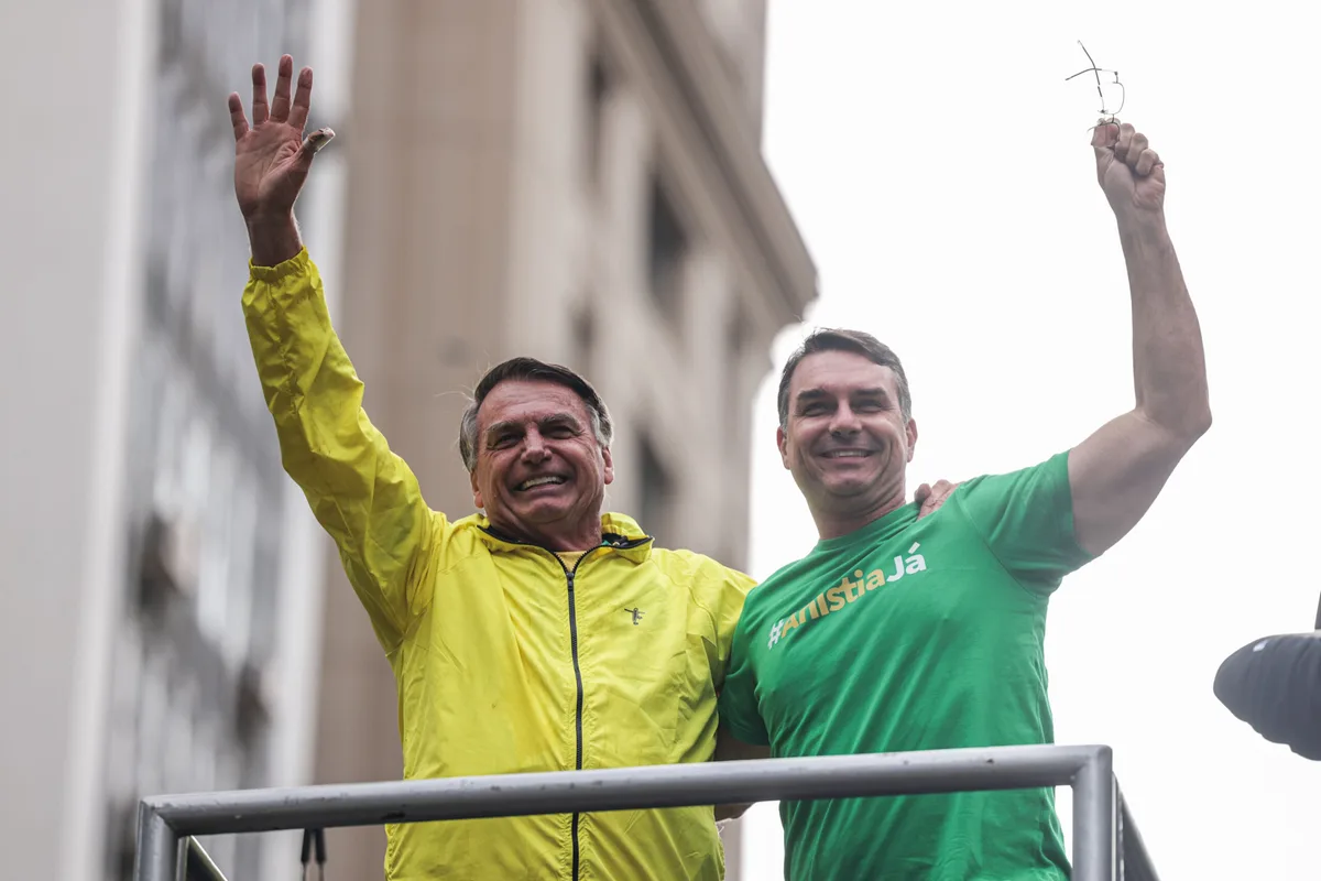 Com liberação de Moraes, Flávio visita Jair Bolsonaro em casa após 90 dias