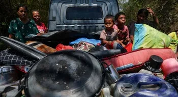 Milhares aguardavam ainda por assistência dias após sismo que causou 54 mortos na Indonésia