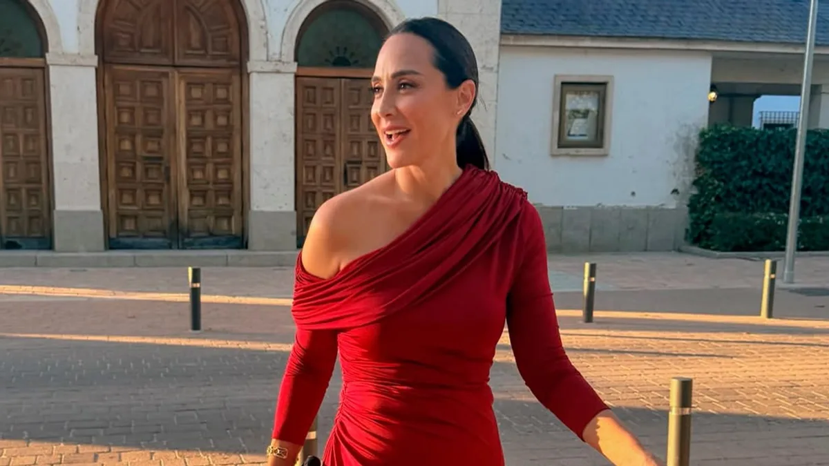 El lookazo de invitada de Tamara Falcó en una boda: vestido rojo, corte asimétrico y la elegancia atemporal heredada de su madre Isabel Preysler