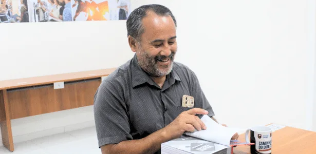 Pedreiro que assumiu a própria defesa em audiência ganha bolsa de direito