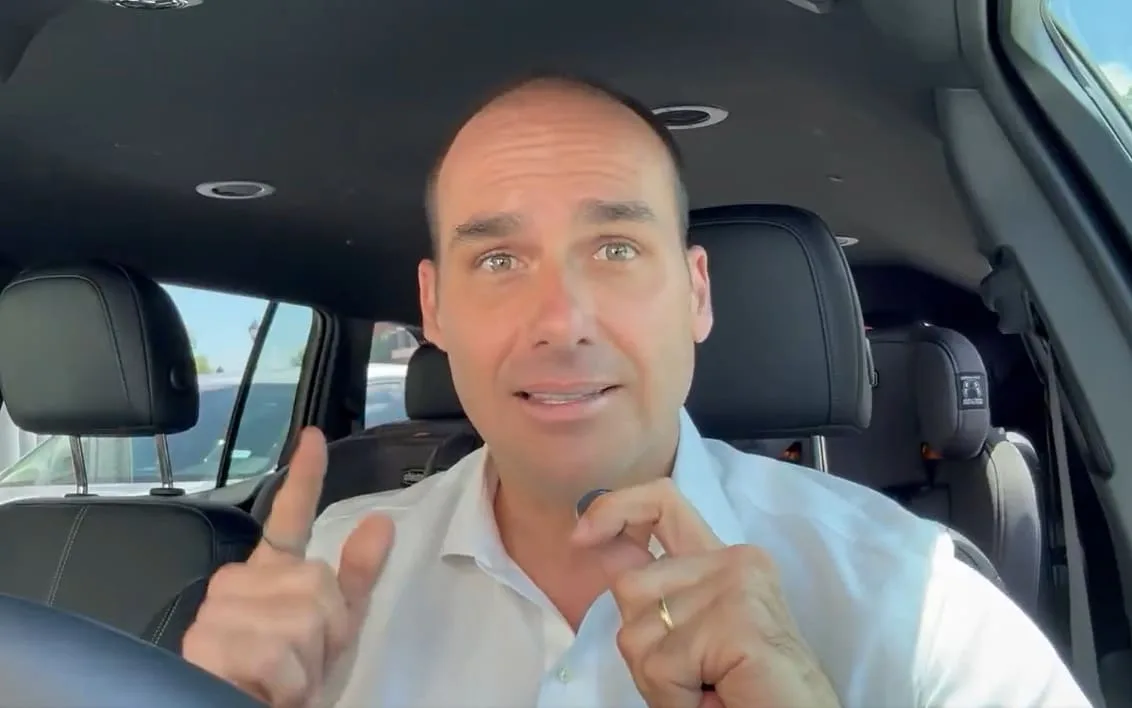 Eduardo Bolsonaro compartilha vídeo de Jair com multidão como se fosse o Flávio