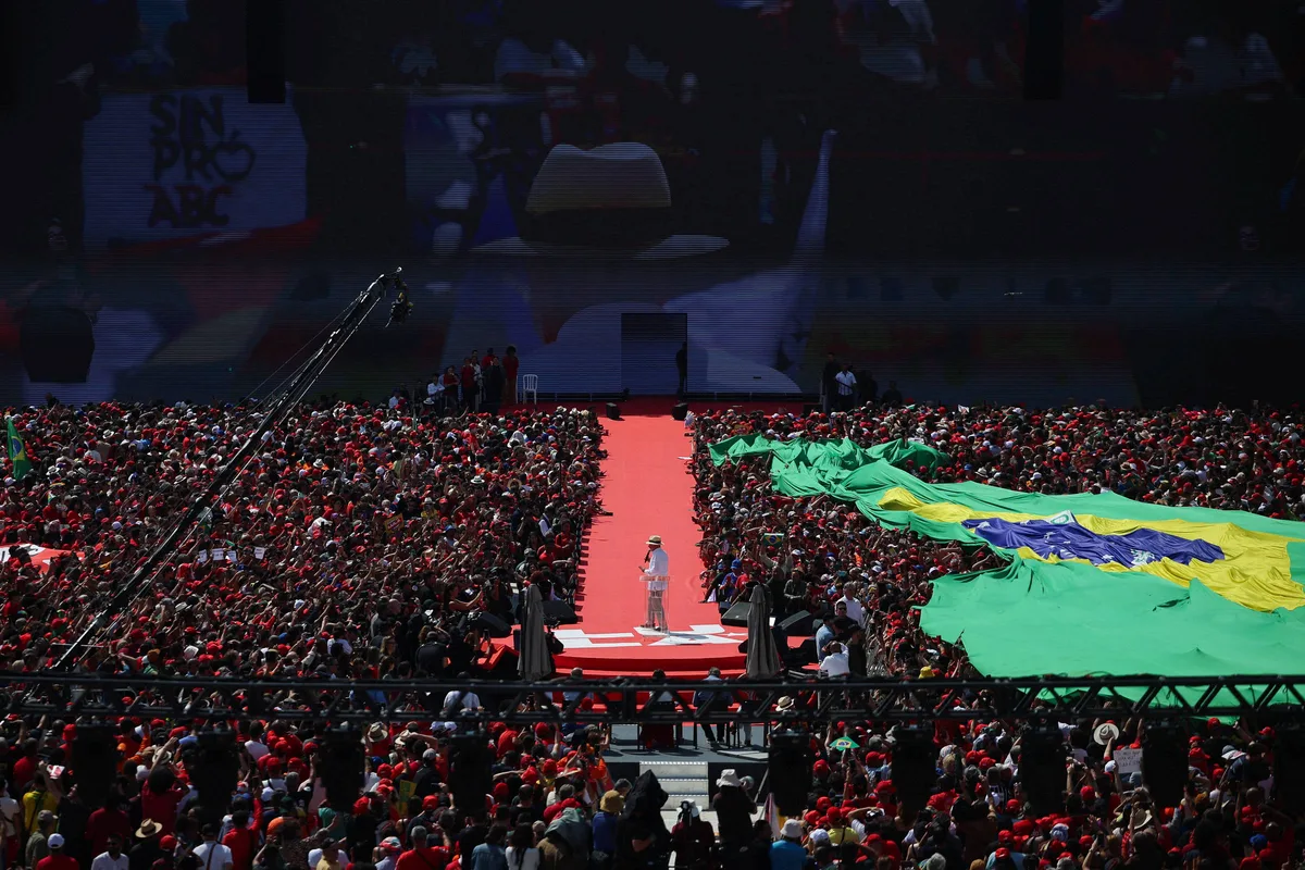 No dia 1 de campanha, PT faz culto à personalidade de Lula e PL projeta Flávio como o "anti-PT"