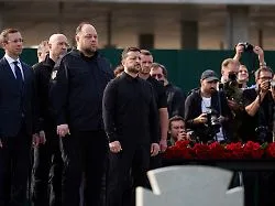 "Bringen Sohn des Volkes zurück": Staatsbegräbnis für umstrittenen ukrainischen Nationalisten