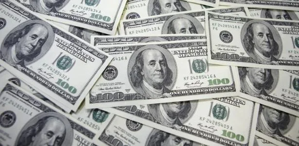 Dólar fecha cotado a R$ 5 e Bolsa sobe, com eleições e petróleo