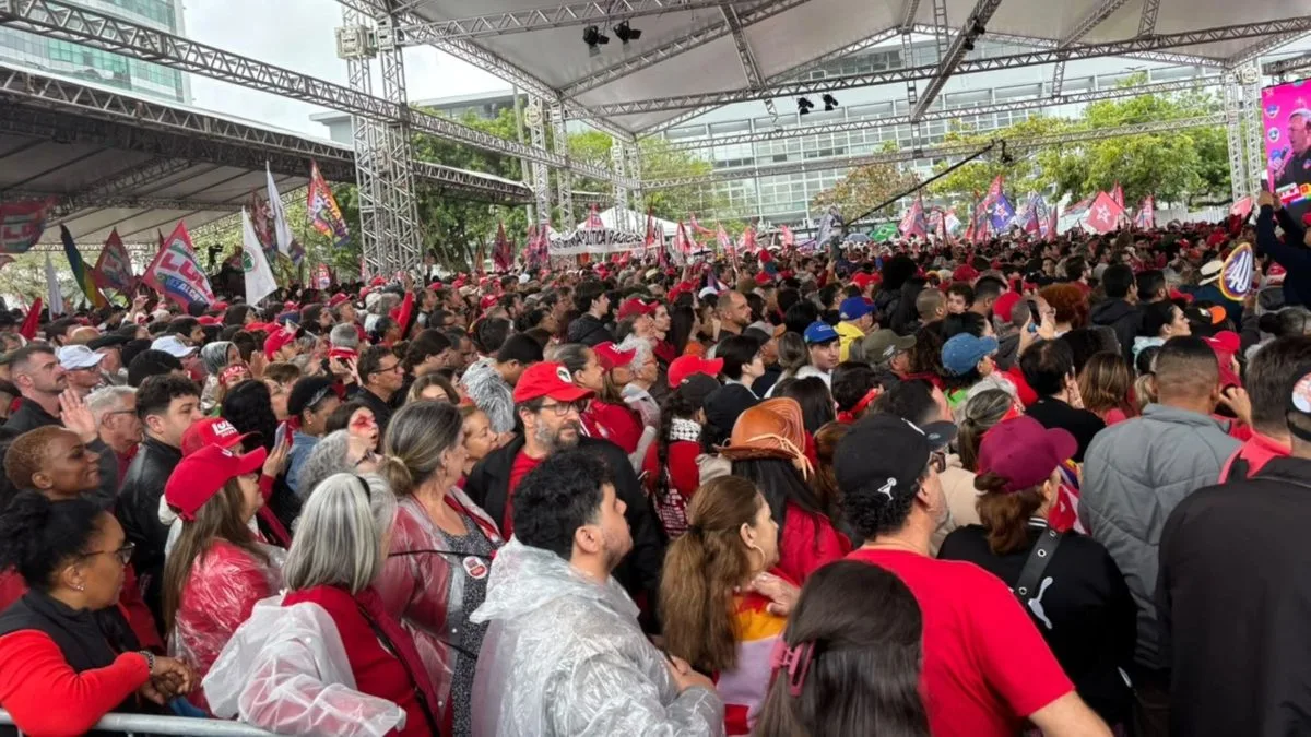 Visita de Lula a SC mobiliza multidão em Florianópolis na reta final ao 1° turno