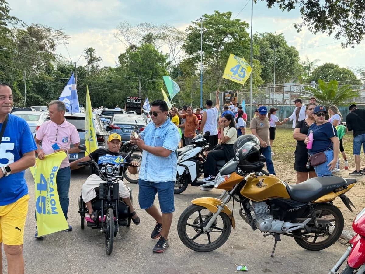 Centenas de apoiadores chegam para carreata de Bocalom no Universitário
