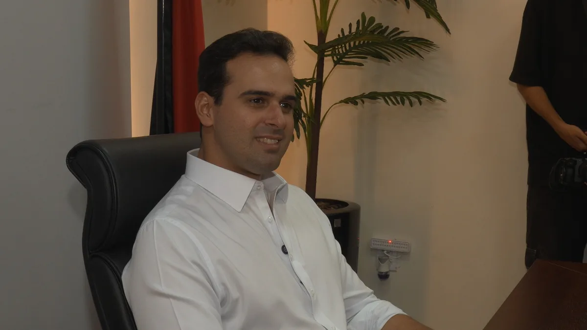 Lucas Ribeiro encontra alunos intercambistas e fala em continuidade de projetos na educação na Paraíba