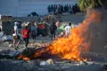 La Policía carga contra manifestantes en Ceuta tras quemar asentamientos de migrantes en la playa