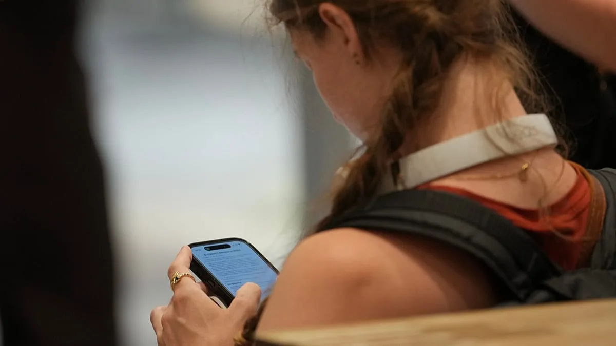 Jovens de 18 anos passam cada vez mais tempo na internet, sobretudo nas redes sociais
