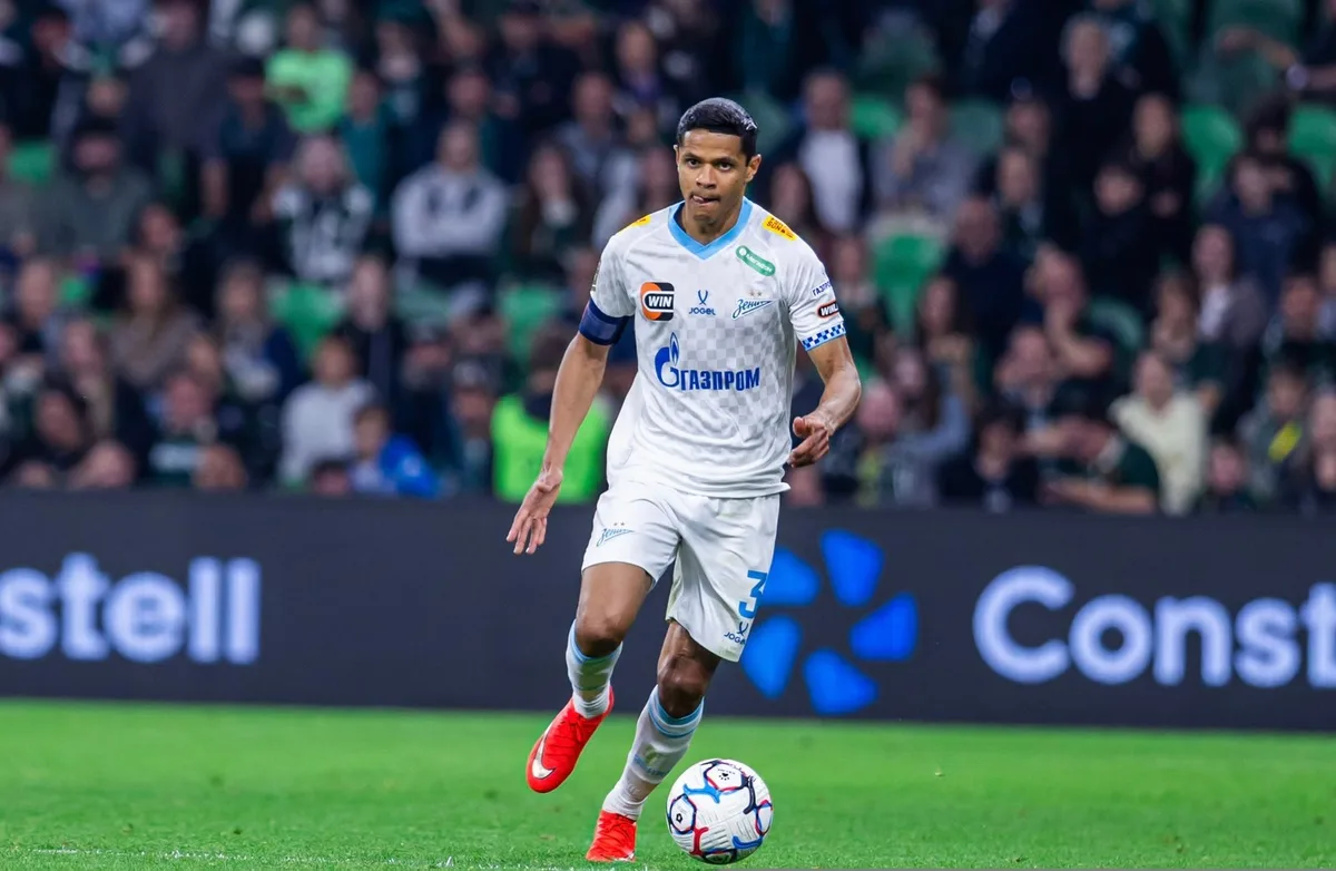 Douglas Santos dá assistência, Zenit vence Krasnodar e assume liderança do Russo