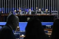 Governo mantém agenda no Congresso após crise no STF