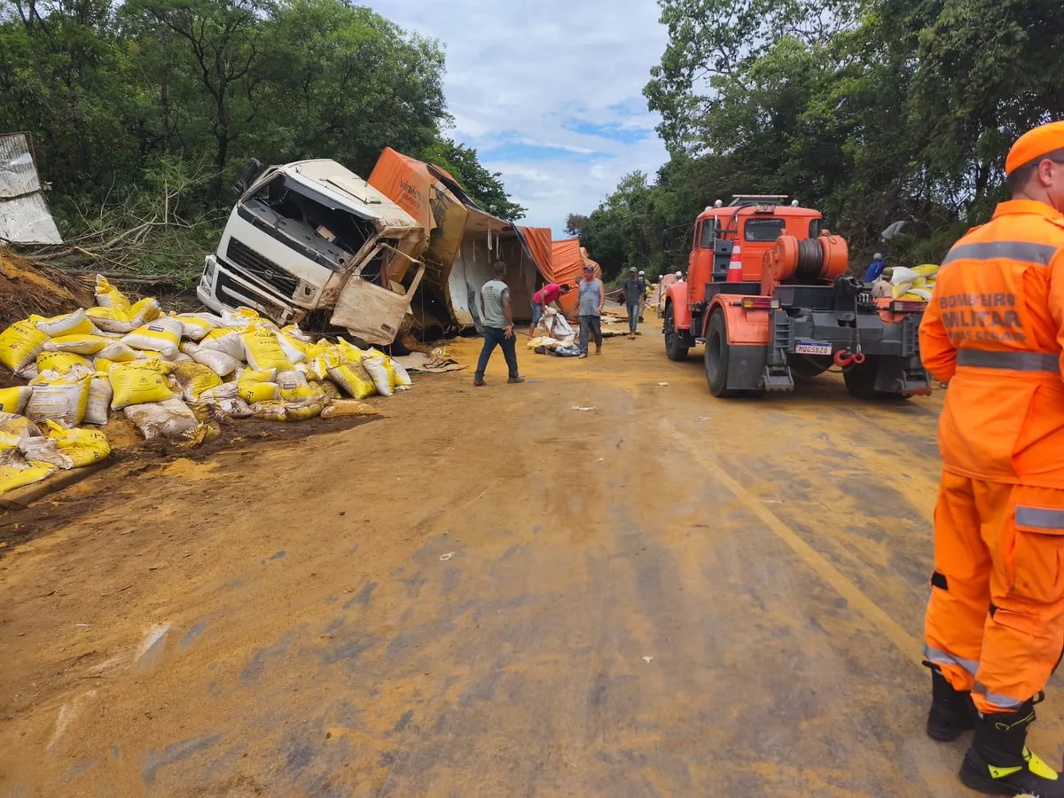 Carreta com 38 toneladas de farelo de milho capota e motorista fica gravemente ferido na BR-354, em MG