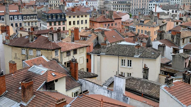 La Cour des comptes critique la méthodologie de l'encadrement des loyers: les loyers de référence sont sous-estimés pour les petites surfaces et sur-estimés pour les logements plus grands