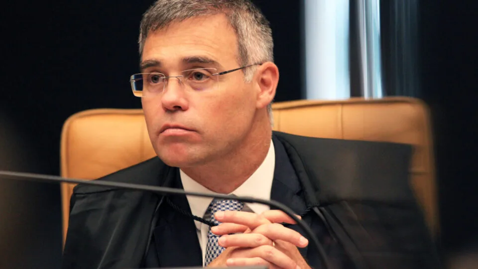 Mendonça barra vídeo de IA que liga Flávio a Vorcaro e rejeita argumento de sátira