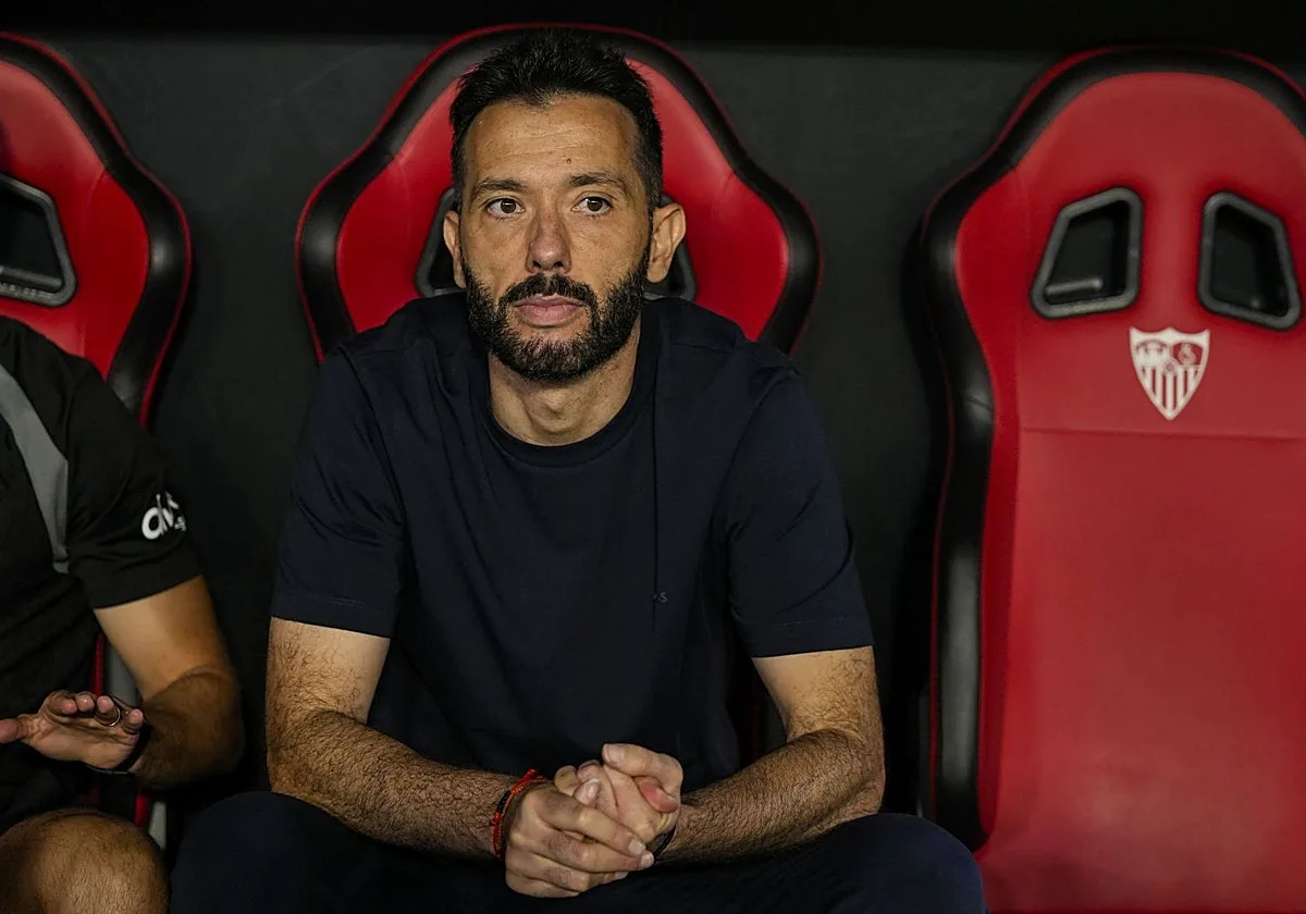 El Sevilla FC deja a Corberán, increpado por los hinchas del Valencia, en la cuerda floja