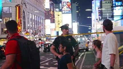 Une femme tuée par la police à New York après avoir poignardé des passants, faisant un mort