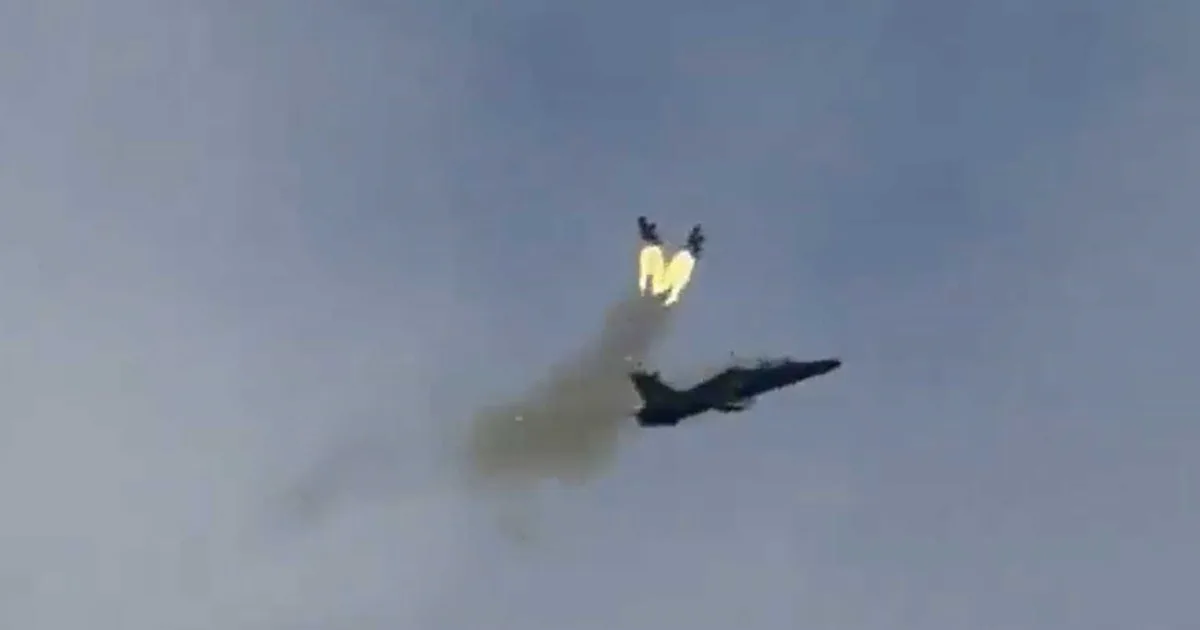 El momento exacto en que dos pilotos se eyectan de su avión antes de que se estrelle