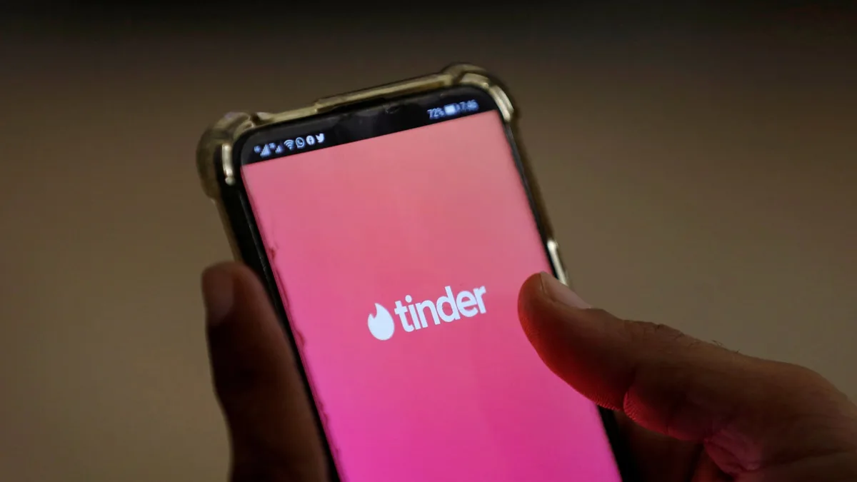 Cuidado con lo que cuentas en Tinder: un empleado de una inmobiliaria es despedido por revelar en un chat privado el salario de otra persona